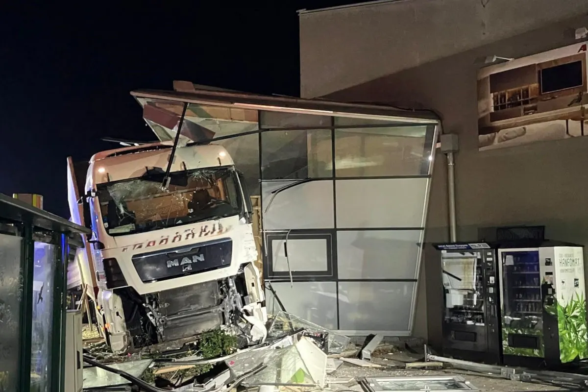Eugendorf – Lkw kracht nach Unfall in Gebäude