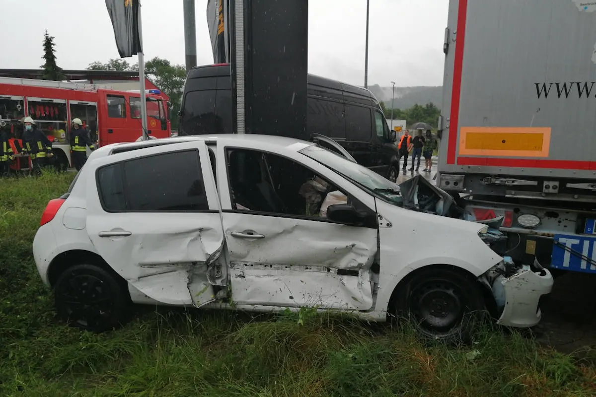 Jena – Heftiger Unfall zwischen zwei PKW