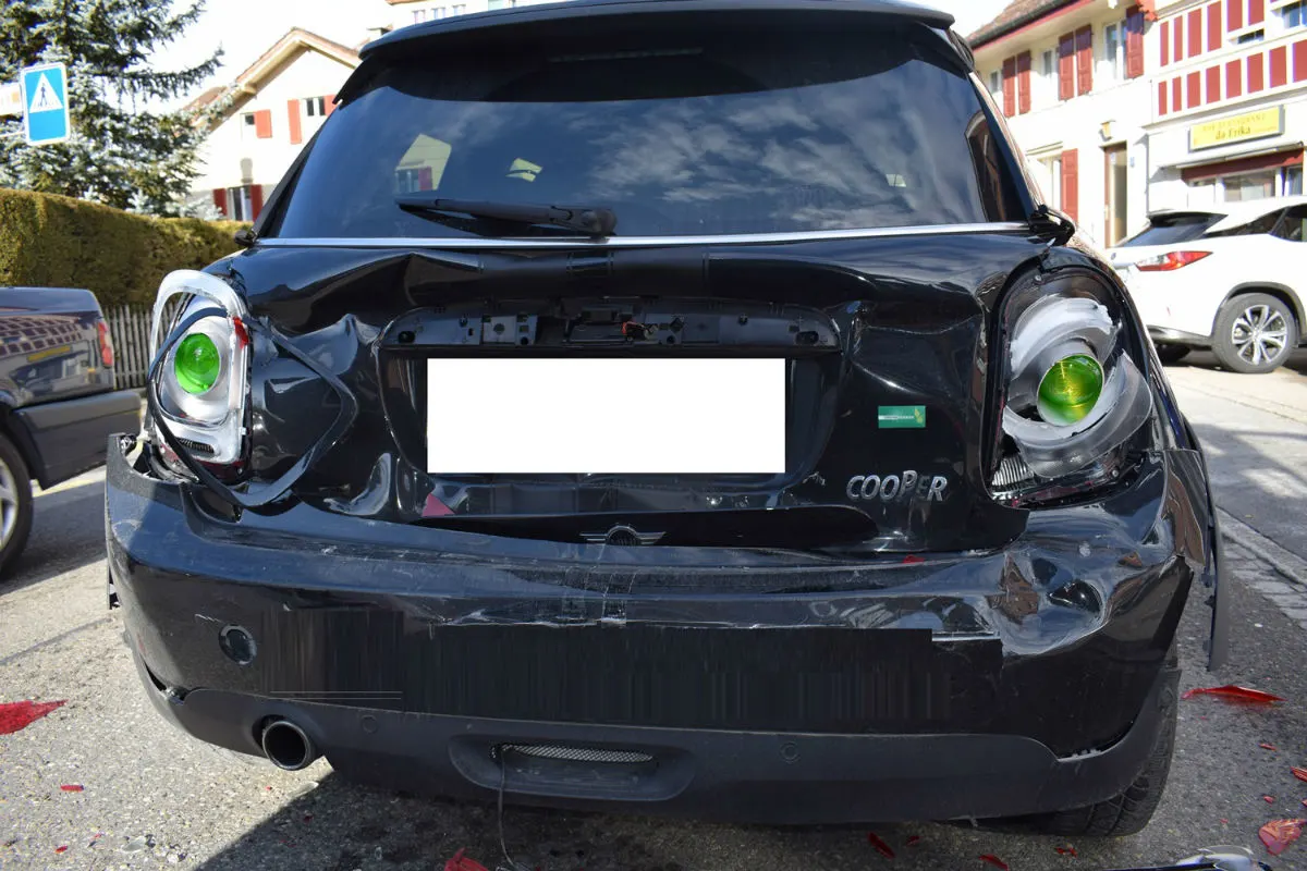 Herisau AR - Lastwagen prallt ins Autoheck