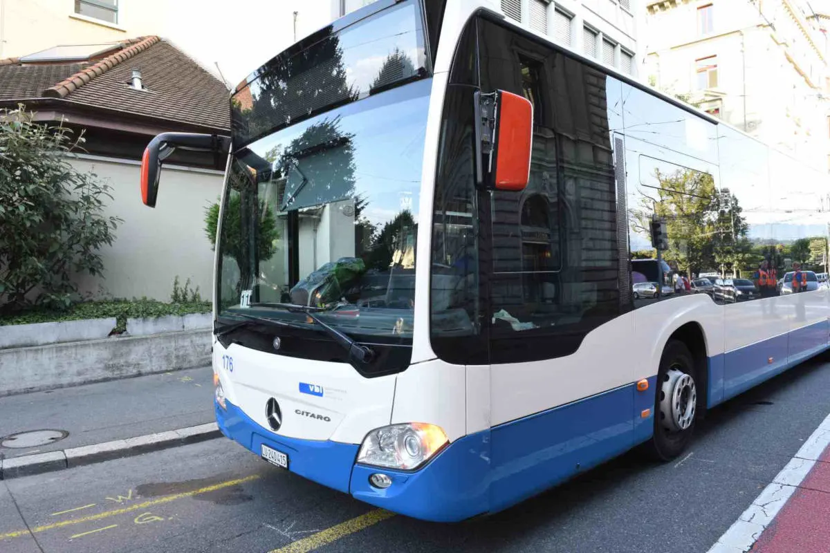 Luzern LU - Verkehrsunfall zwischen Kleinbus und VBL Bus
