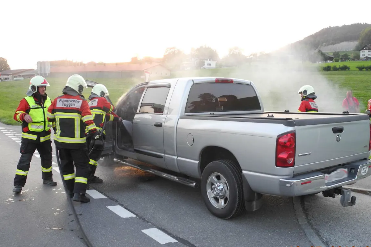 Tuggen SZ - Fahrzeug in Brand geraten