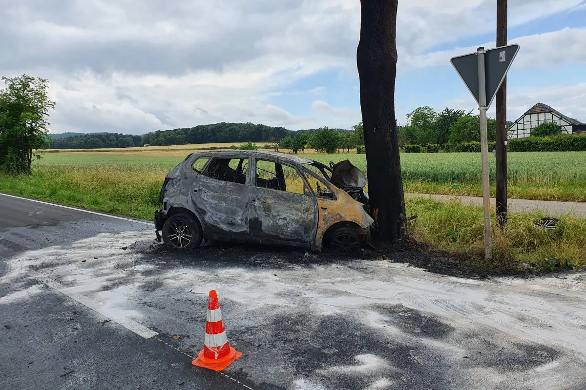 Düren – Fahrzeug nach schwerem Verkehrsunfall ausgebrannt