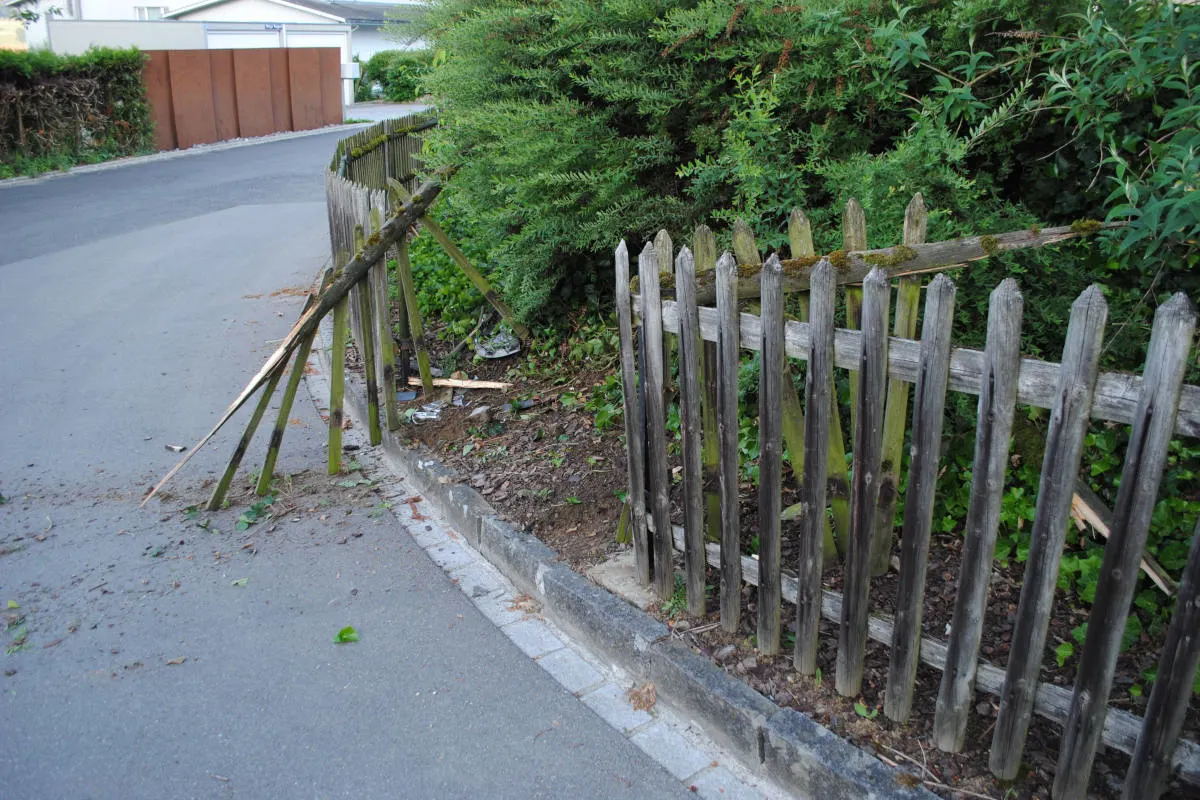Beringen SH - Zeugenaufruf zu Kollision mit Gartenzaun