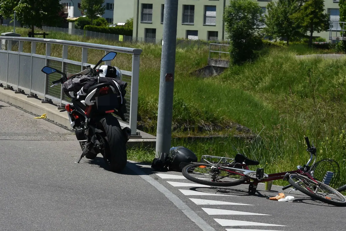 Uznach SG - Jugendliche Velofahrerin bei Kollision verletzt