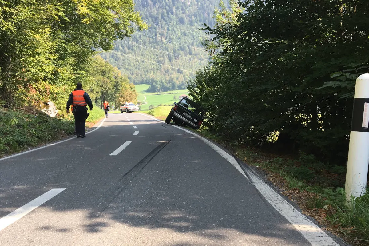 Schwändi GL - Durch Überholmanöver abgedrängt