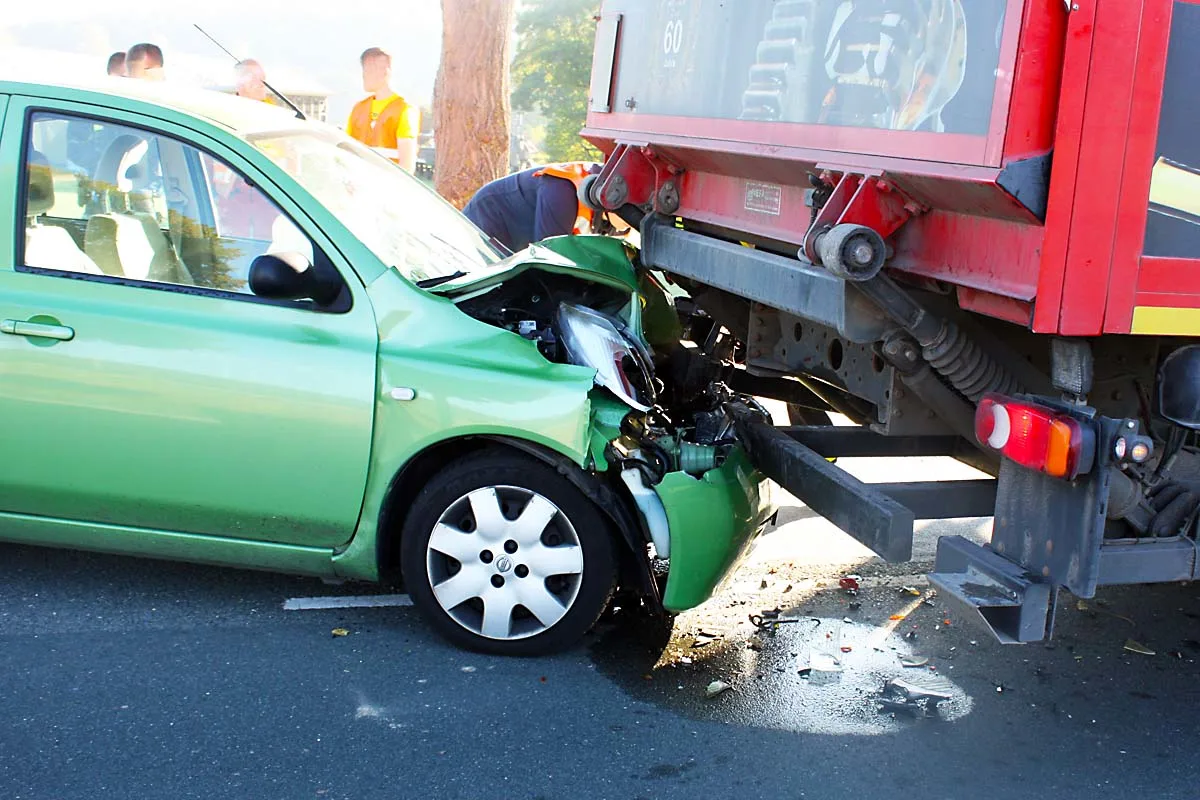 Willebadessen - Auto prallt gegen bremsenden Lastwagen