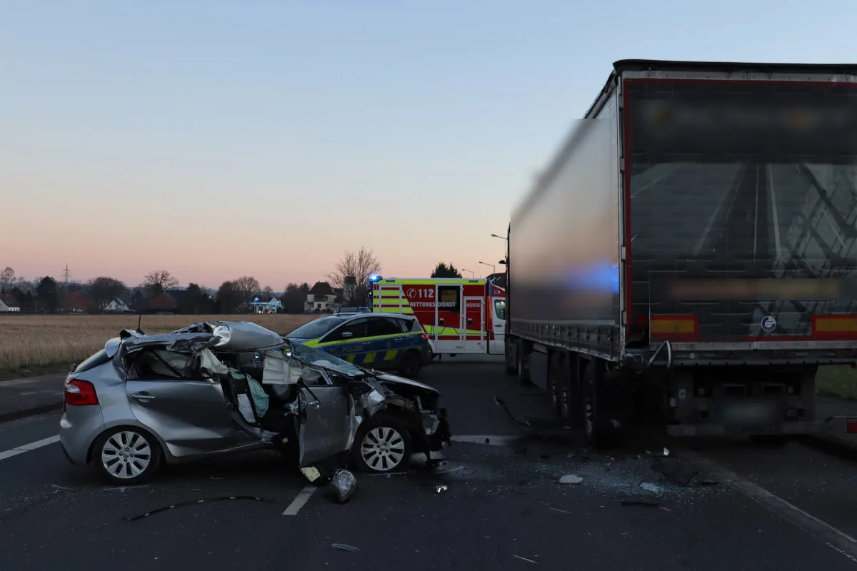 Löhne – Pkw kollidiert mit geparktem LKW - 83-Jähriger schwer verletzt