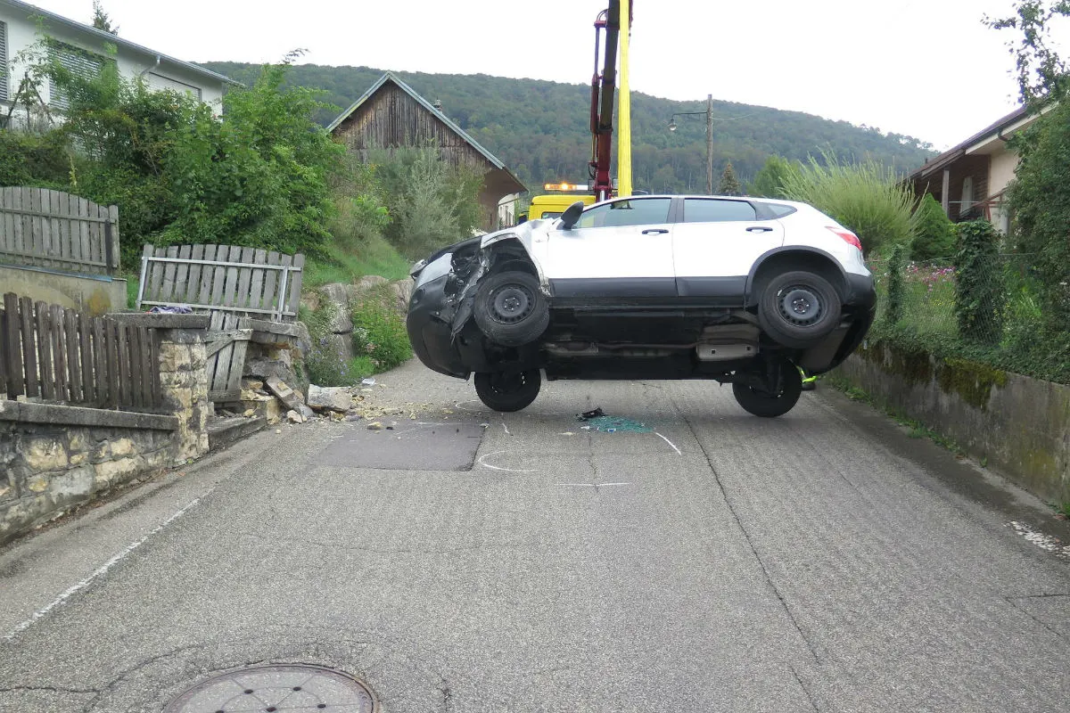 Nenzlingen BL - Auto kippt bei Kollision mit Mauer um