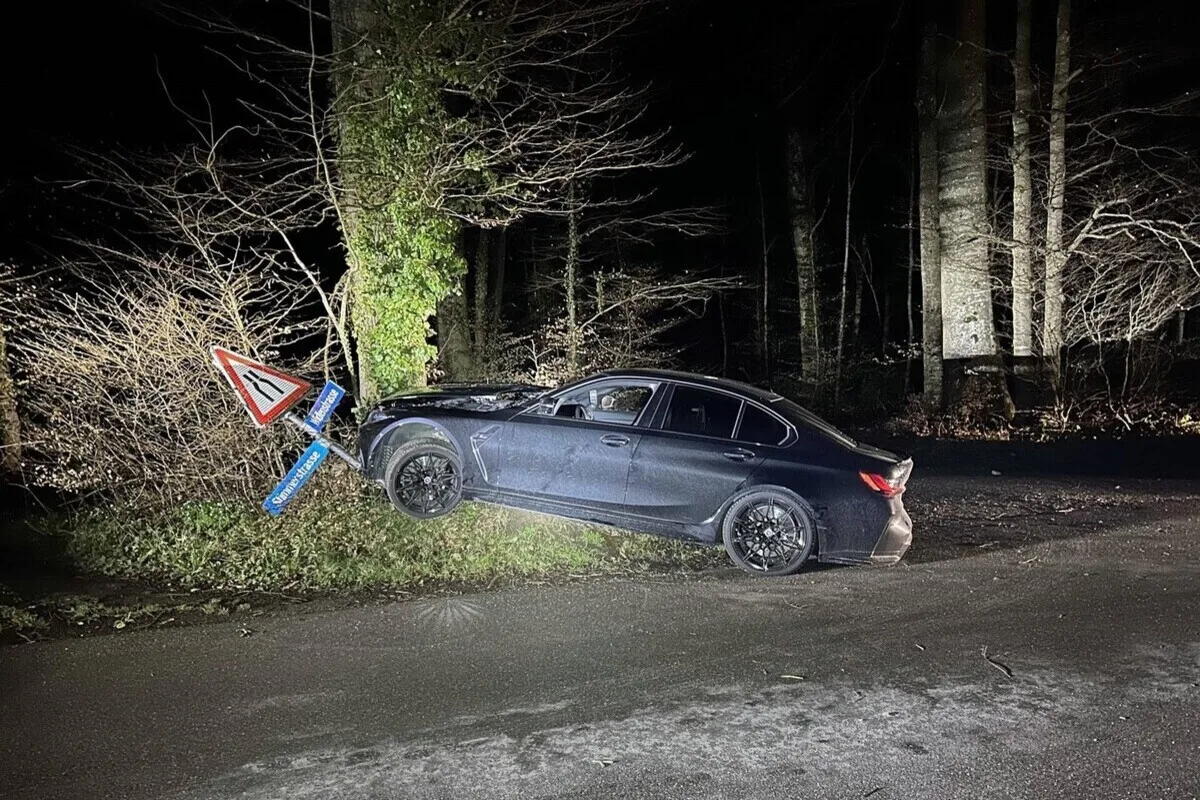 Unfall in der Stadt Schaffhausen - Mit einer Signalisationstafel kollidiert