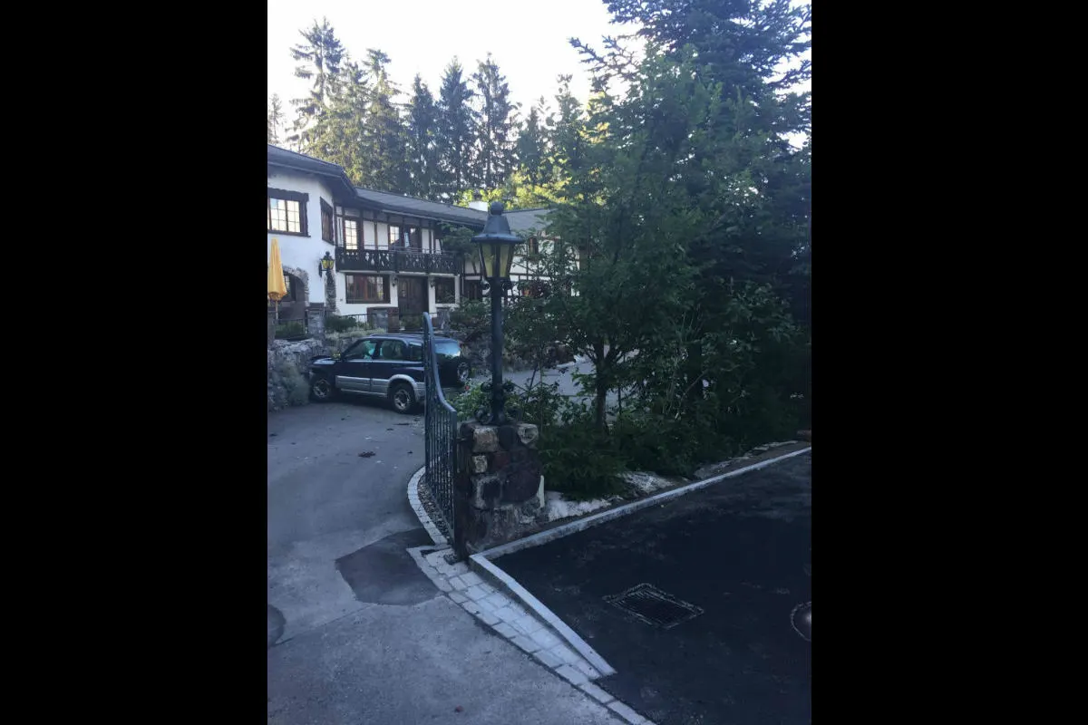 Flumserberg Tannenheim SG - Auto fährt durch Garten und kracht in Mauer