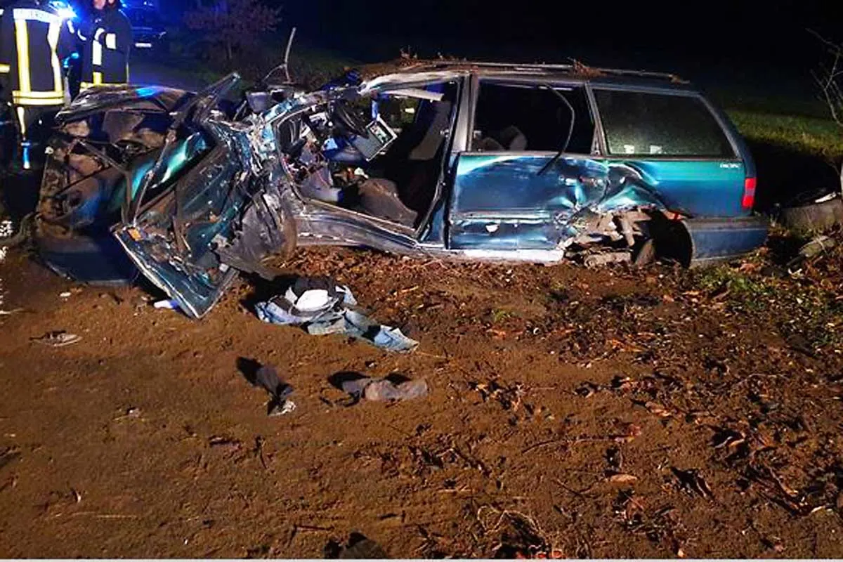 Ein Schwerverletzter in Güstrow - Auto fährt gegen Baum und überschlägt sich!