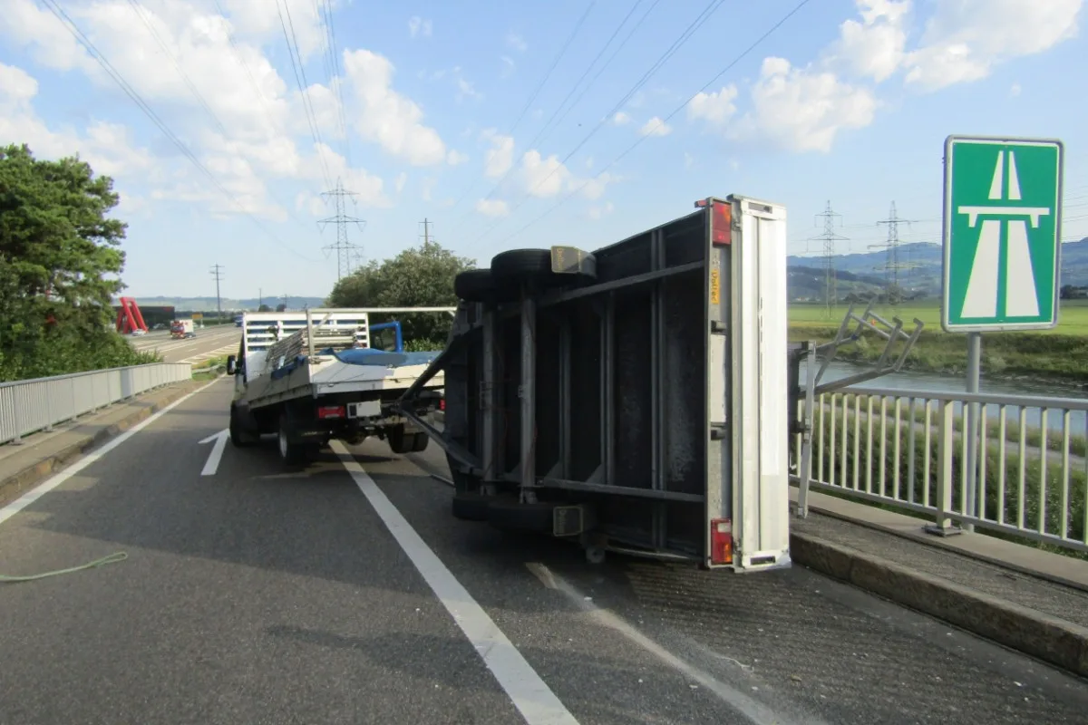 Bilten GL - Anhänger kippt auf Autobahneinfahrt auf die Strasse