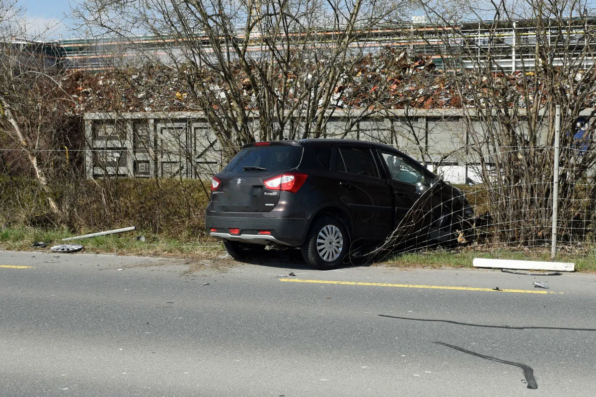 Littau LU - Auto prallt gegen Zaun – Lenker blieb unverletzt
