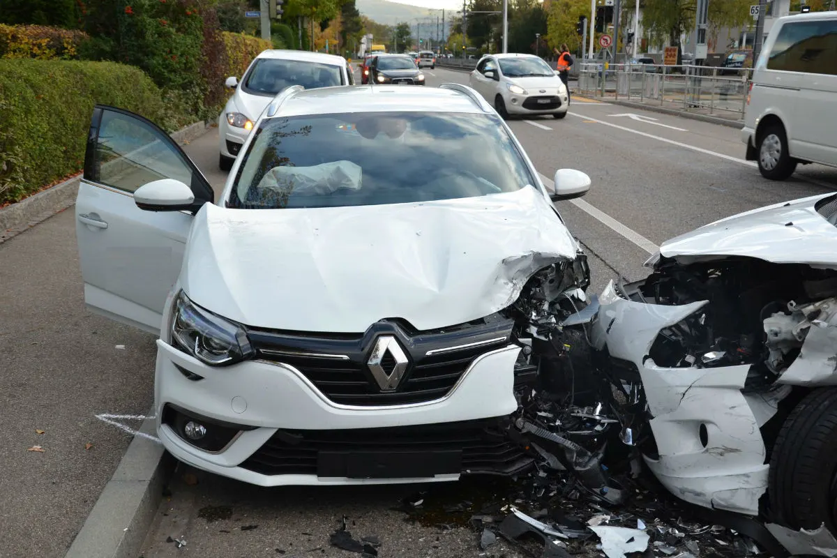 Reinach BL - Frontalkollision zwischen zwei Personenwagen – eine Person verletzt