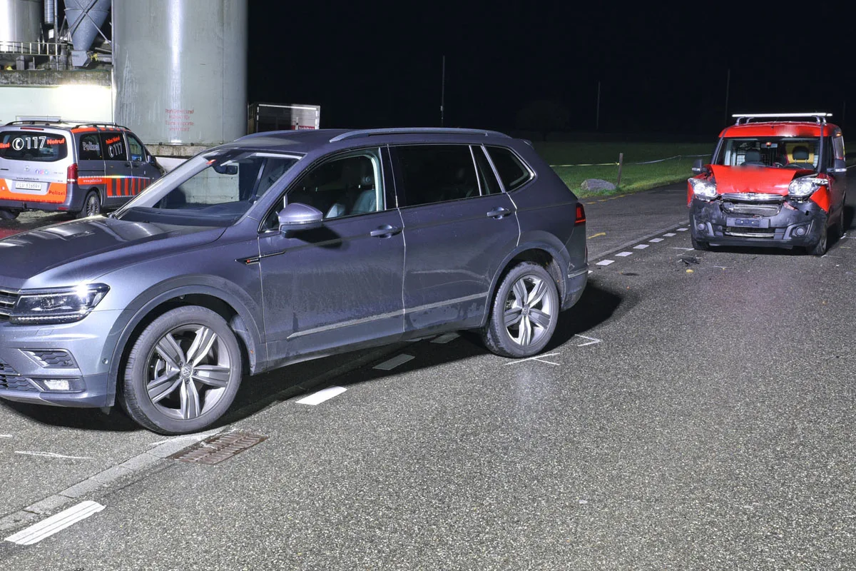 Zwei Verletzte nach Auffahrunfall in Ruswil LU - Polizei sucht Lenker eines dunklen Autos!