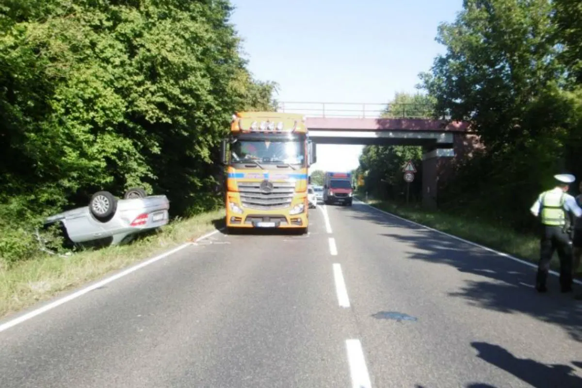 Autofahrer überschlägt sich nach Überholmanöver