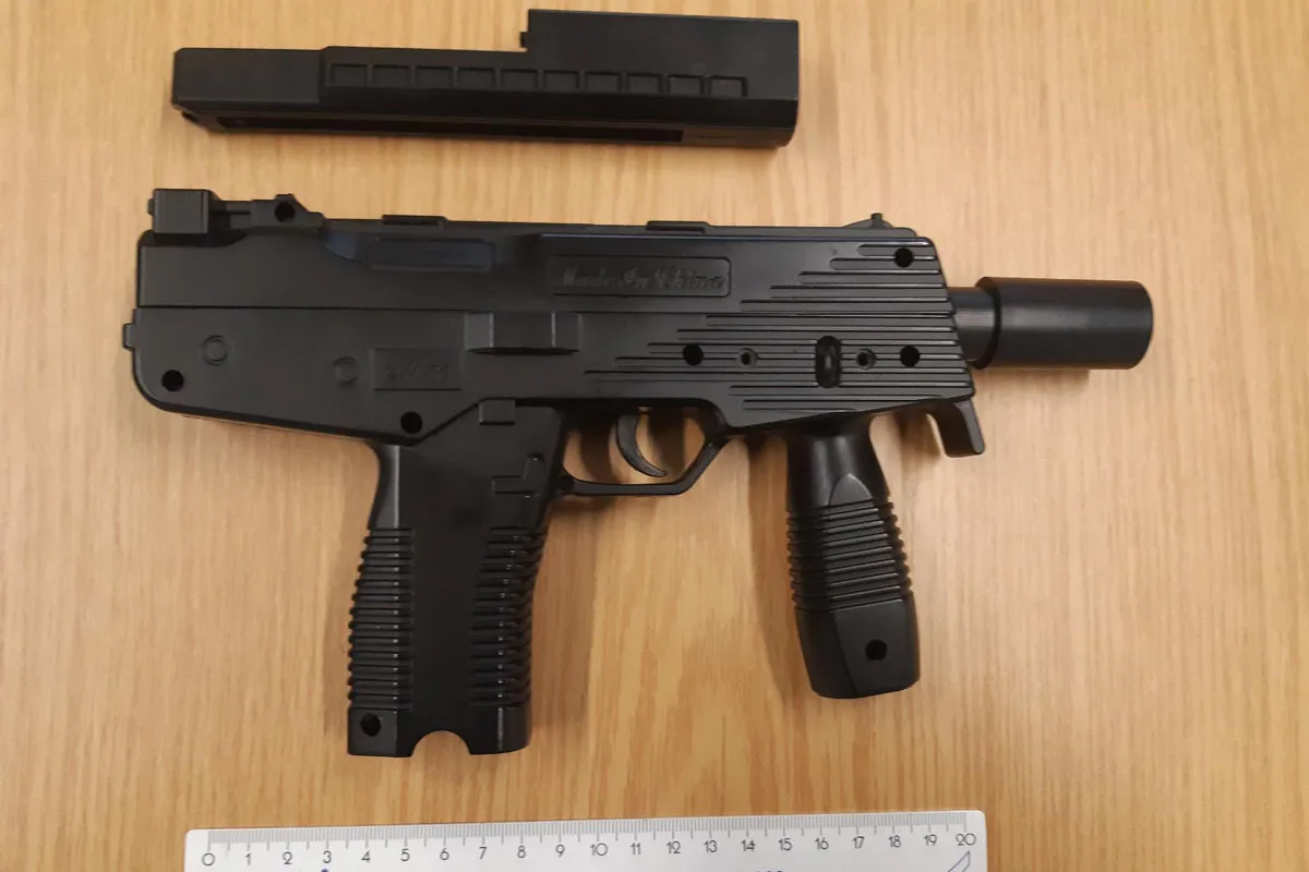 Köln - Vier Jugendliche und eine Waffe 