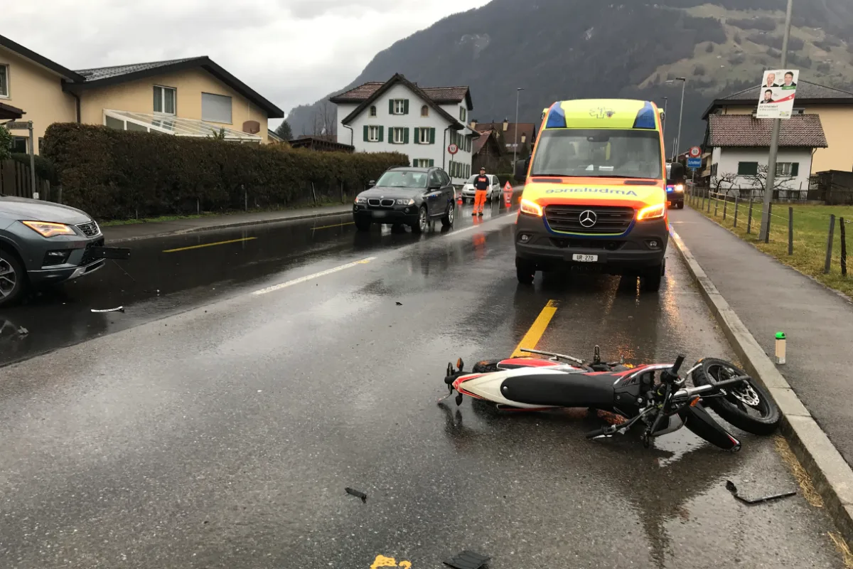 Schattdorf UR -  Autolenkerin übersieht einen Motorradfahrer
