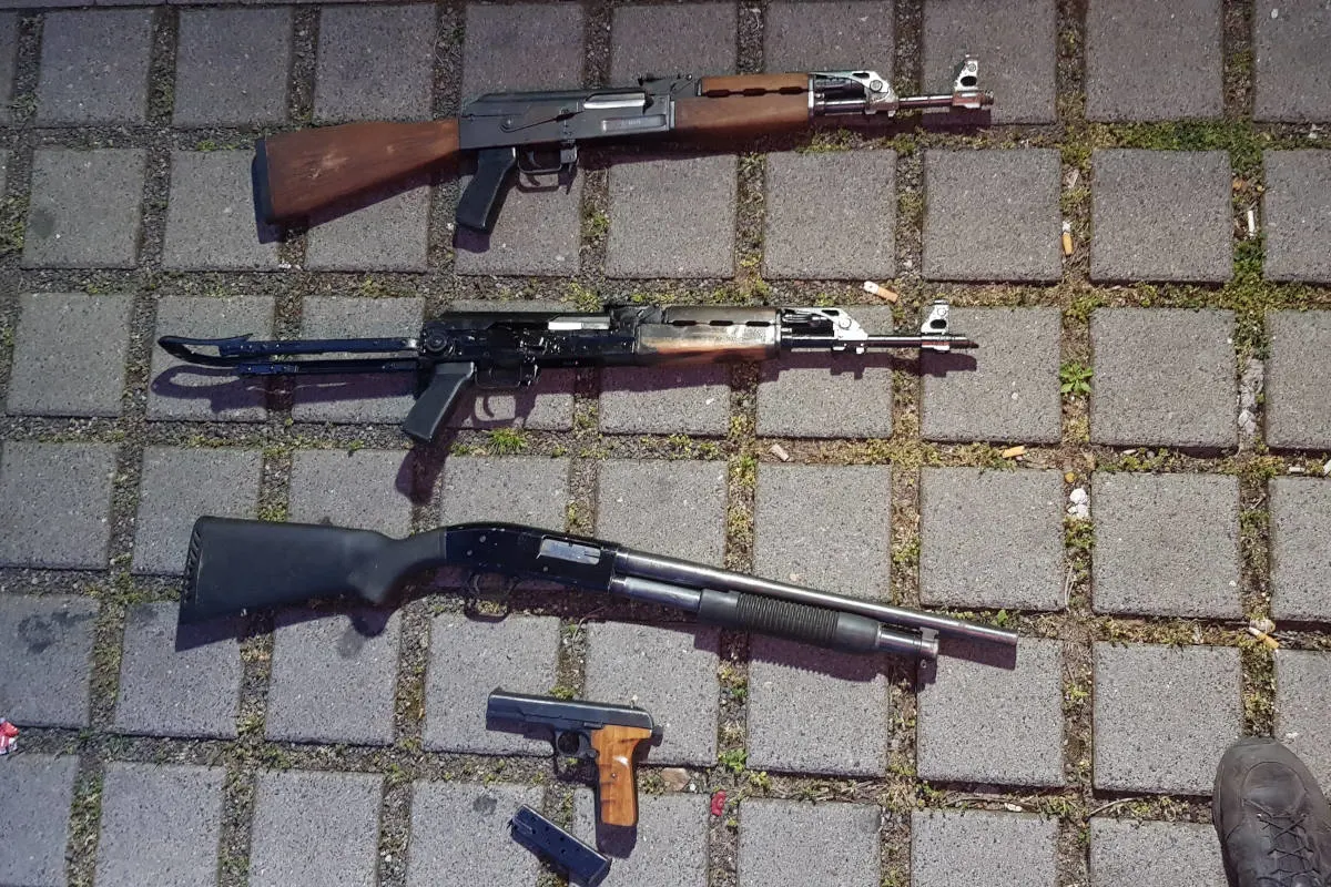 Zoll entdeckt Waffen im Reisegepäck