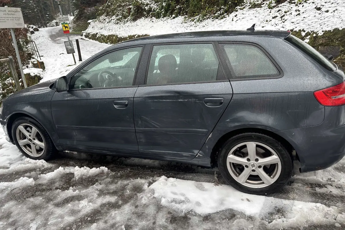 Wolfhalden AR – Unfall auf Schneematsch mit Sommerpneus