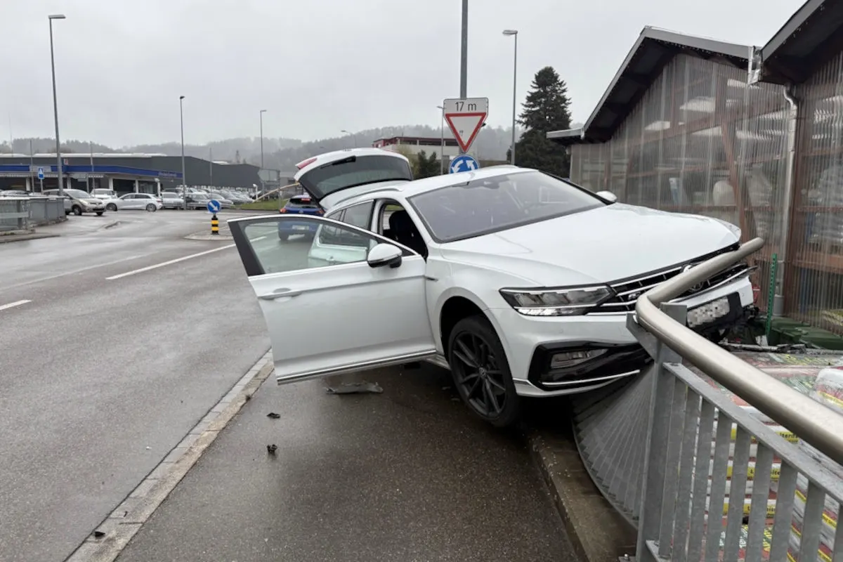 Zuzwil SG – Auto prallt bei Unfall gegen Geländer