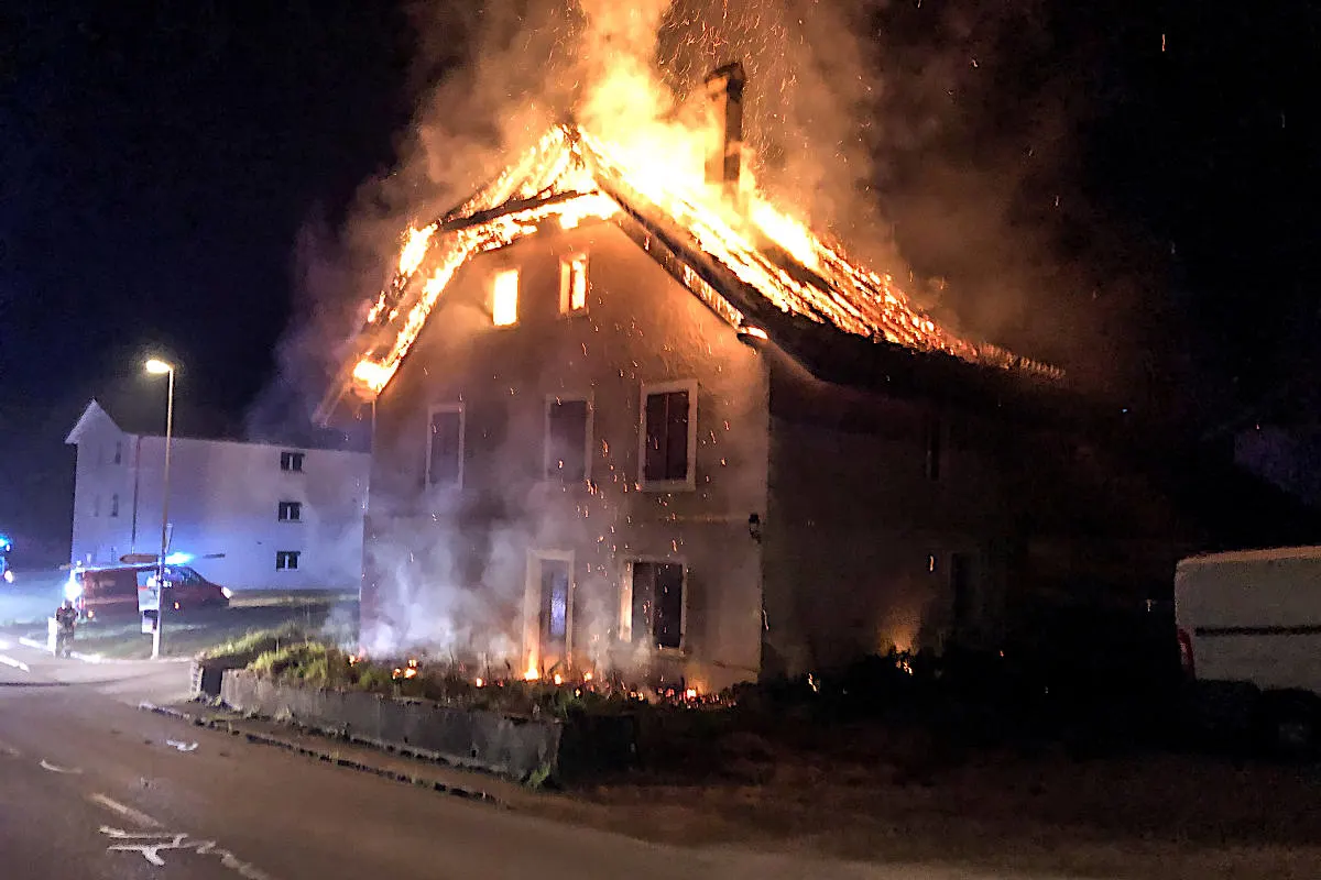 Vallon FR – Brand eines Hauses