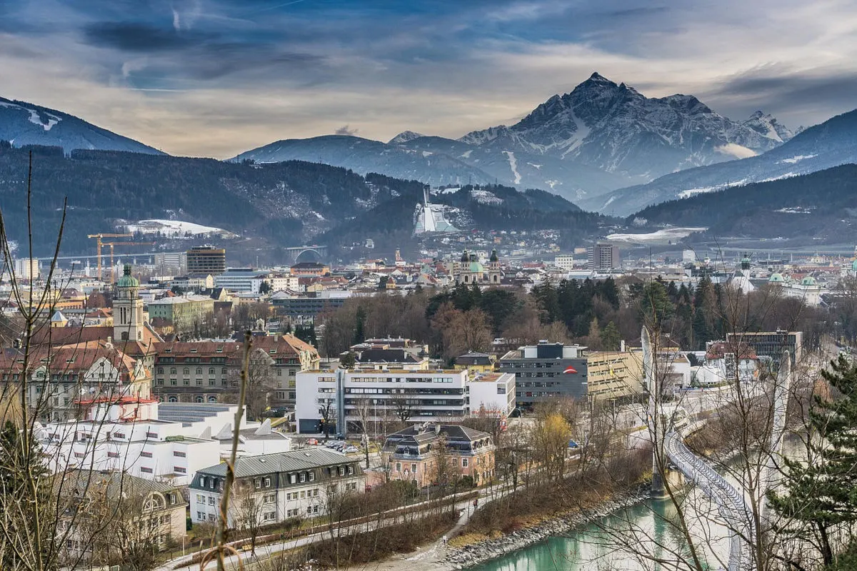 Innsbruck T – Auto erfasst Fußgängerin auf Schutzweg