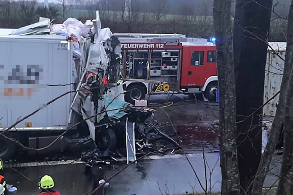 Horrorunfall in Sottrum - Unfall von drei beteiligten LKW mit Todesfolge