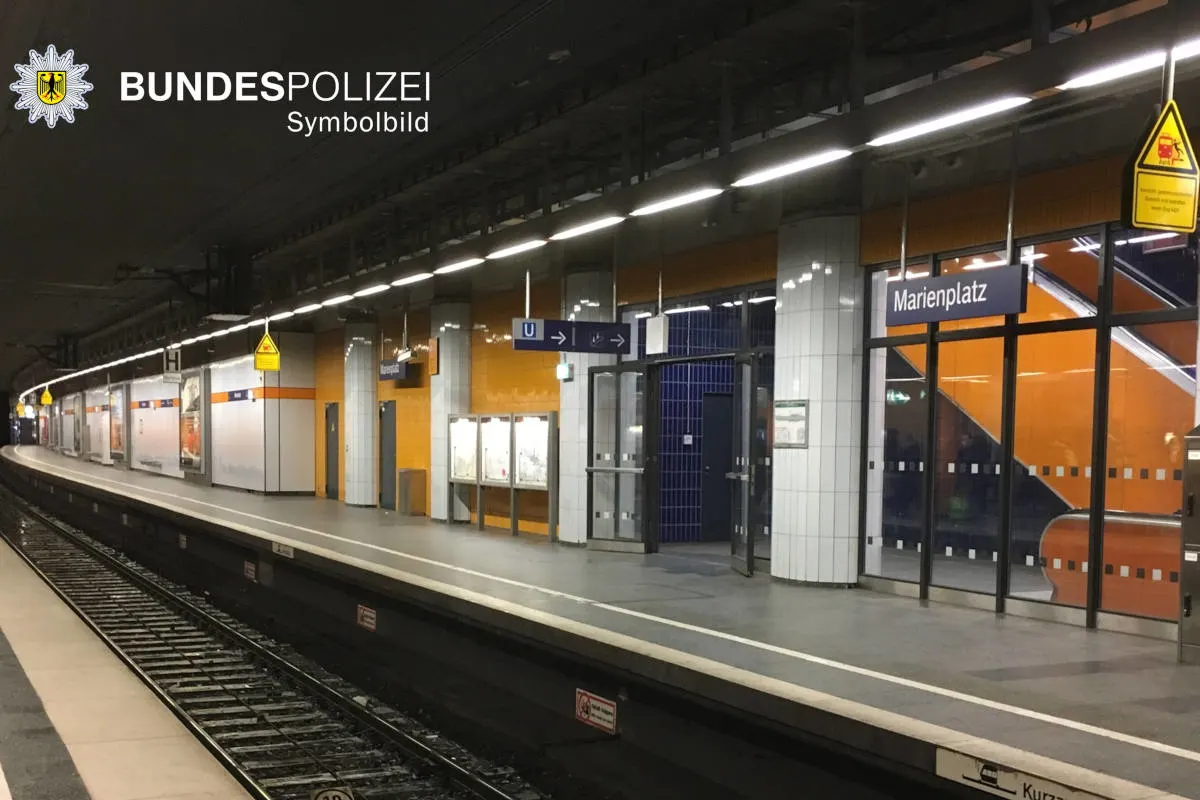 Mann wird zwischen Bahnsteig und Zug eingeklemmt