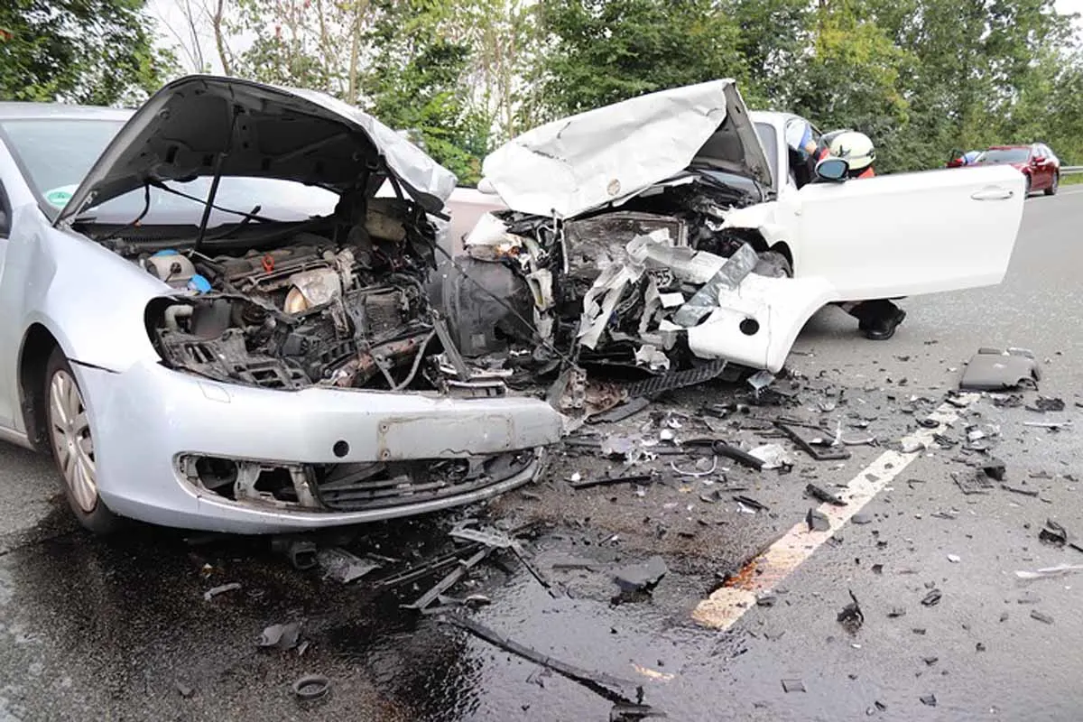 Warburg - Heftiger Frontalcrash fordert zwei schwer verletzte Personen