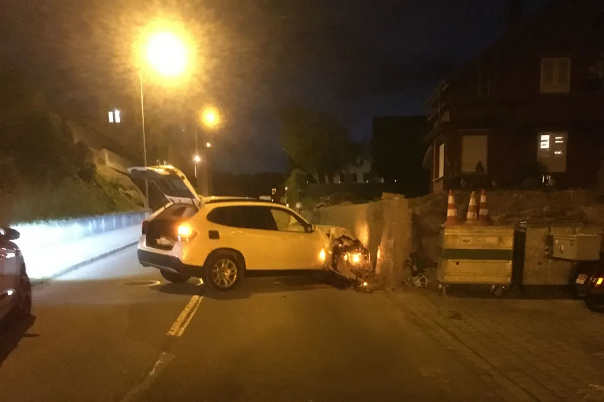 Killwangen AG - Auto gegen Mauer geprallt