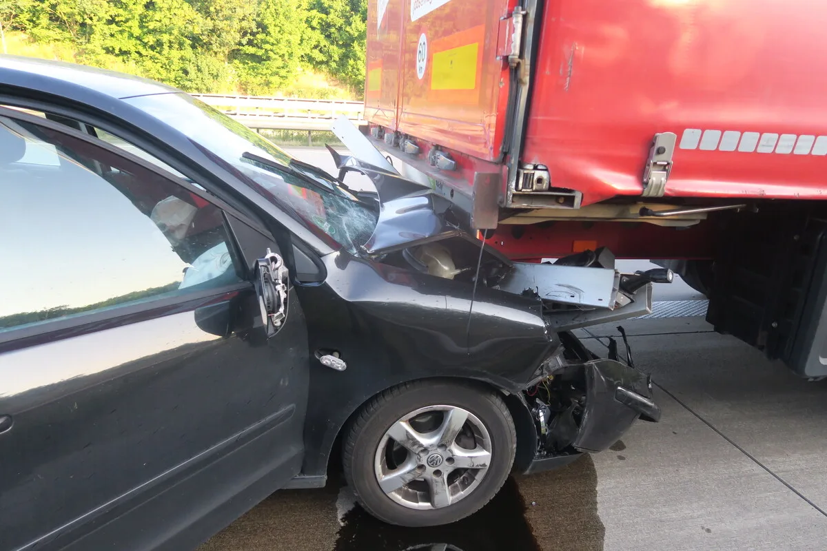 Delmenhorst - Gegen einen Sattelzug geprallt 