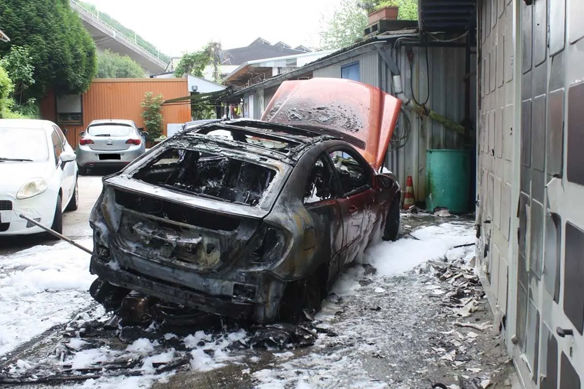 Hagen-Eilpe - Mercedes brennt bei Reifenwechsel vollständig aus