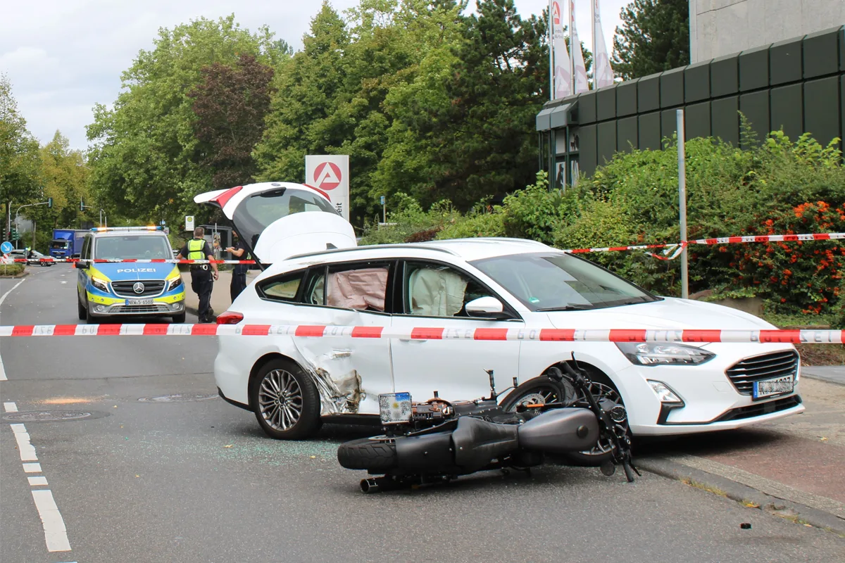 Bergisch Gladbach NW – Motorradfahrer nach Unfall mit Pkw schwer verletzt