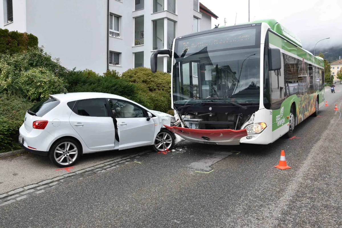 Drama in Bettlach SO – Auto kollidiert mit Linienbus
