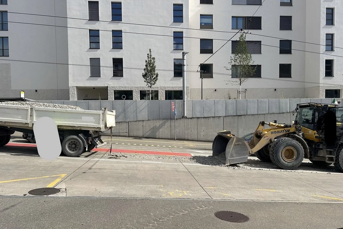 Neuhausen am Rheinfall - Lastwagen verliert mehrere Kubikmeter Kieselsteine