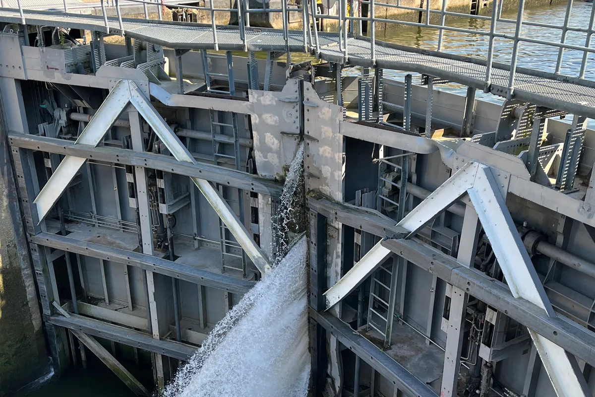 Sankt Aldegund RP – Drei Verletzte bei Schiffsunfall an Schleuse der Mosel