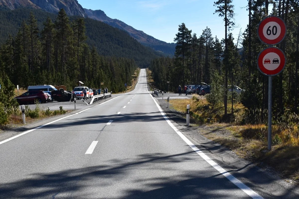 Zernez GR - Auto überschlägt sich nach Kollision auf dem Opfenpass
