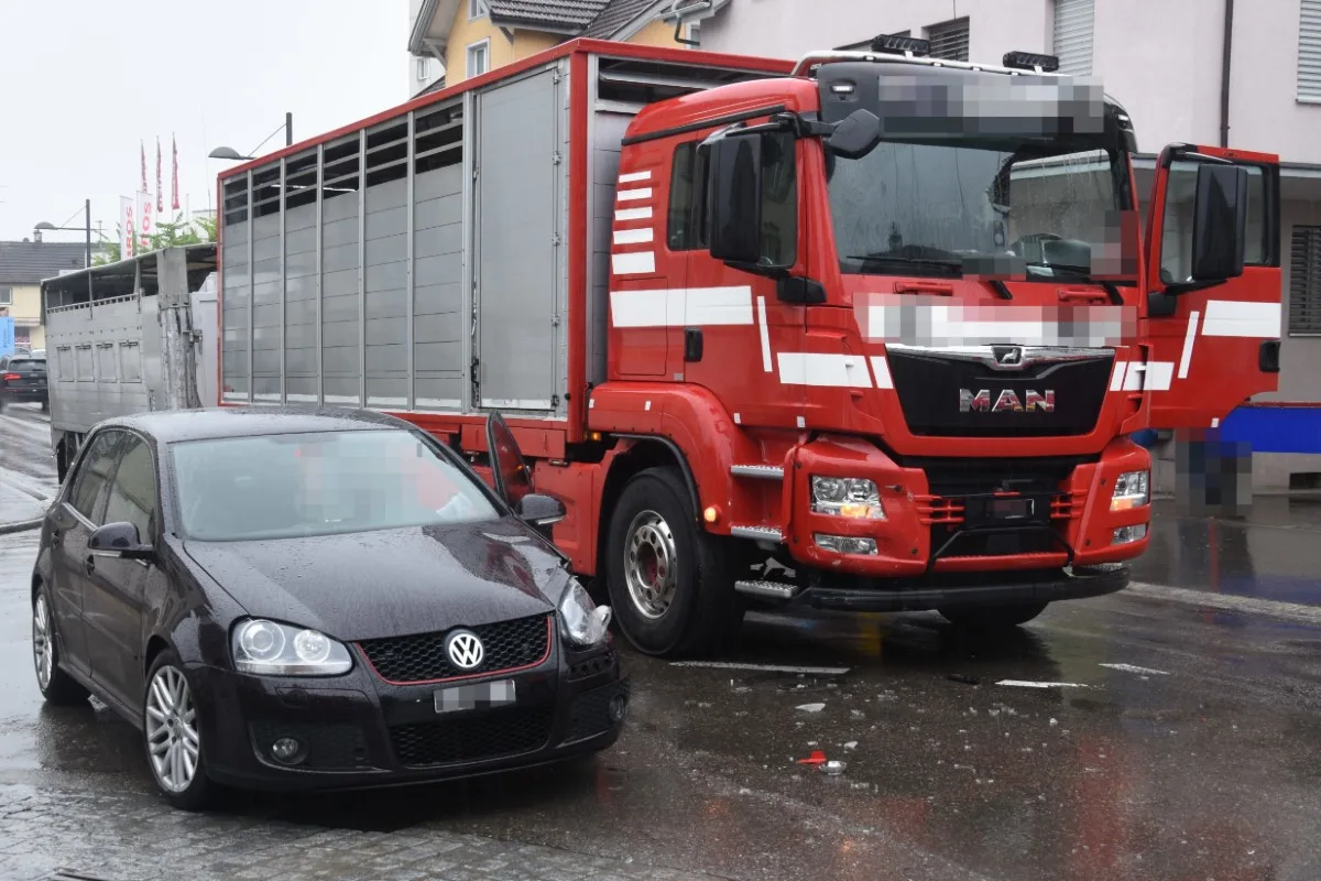 Bazenheid SG - Kollision zwischen Lastwagen und Auto