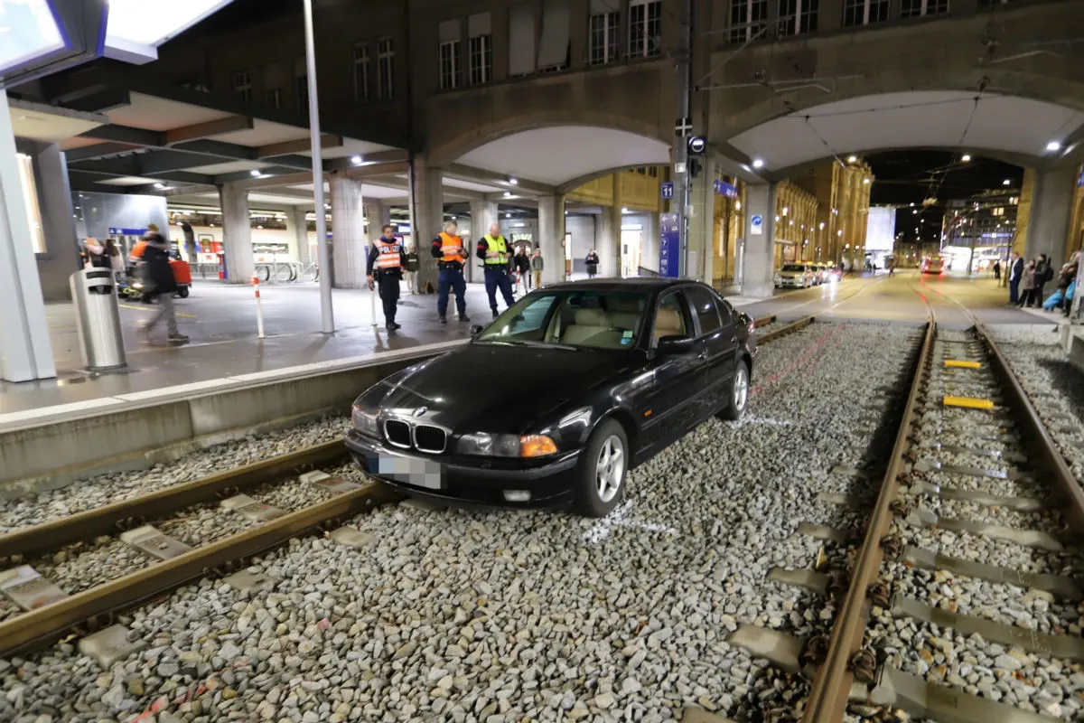 St.Gallen  - BMW landet auf den Geleisen im Bahnhof