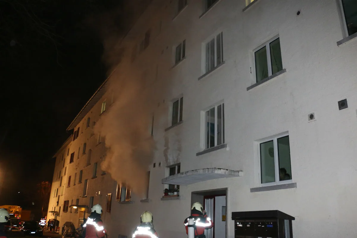 Opfikon ZH -  Küchenbrand in Mehrfamilienhaus