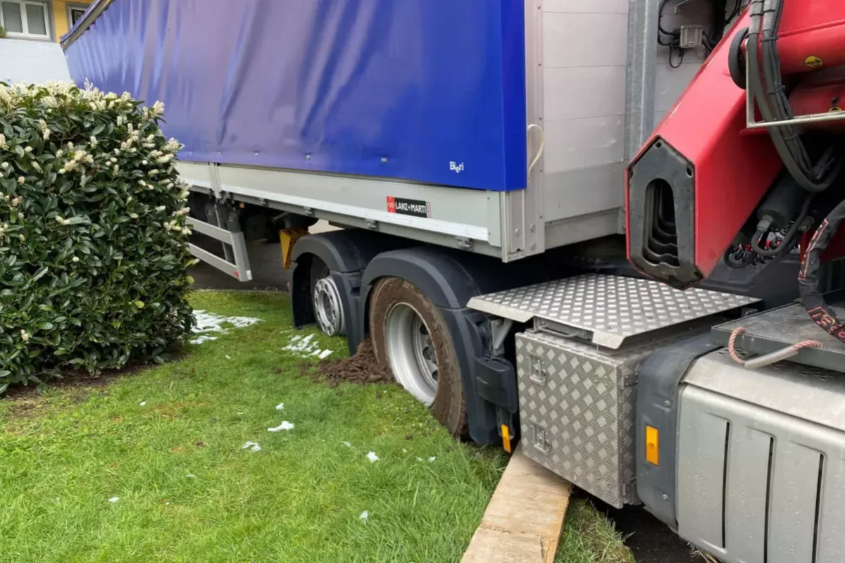 Zug - Sattelmotorfahrzeug in einer Wiese stecken geblieben 