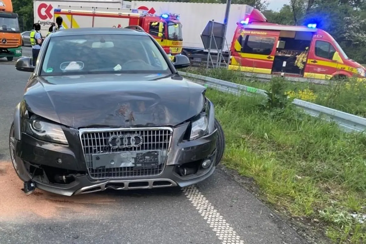  Ratingen - Feuerwehr muss Autofahrerin aus verunfalltem Audi befreien