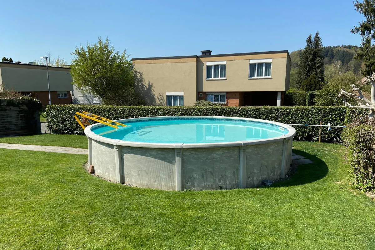 Schöftland AG – Swimmingpool mittels Steinwurf beschädigt 