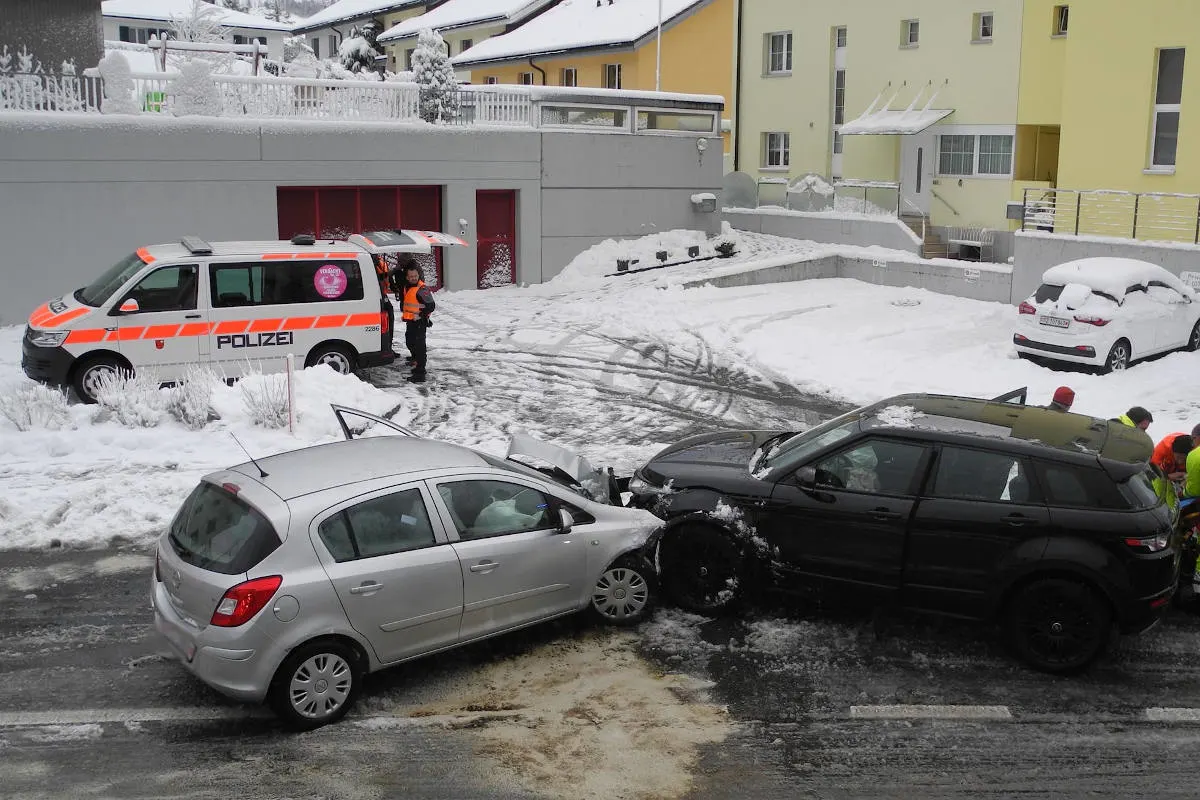 Kanton Schwyz – Steckengebliebene LKWs und weitere Unfälle