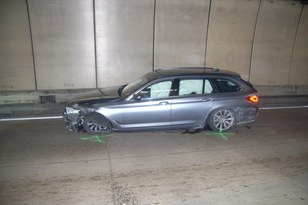 Seedorf UR – BMW nach Unfall im Seelisbergtunnel Schrott