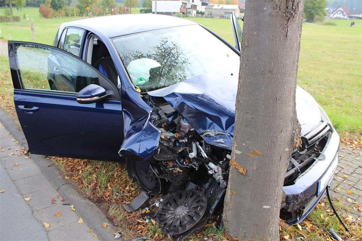 Eitorf - Junger Autofahrer prallt gegen einen Baum