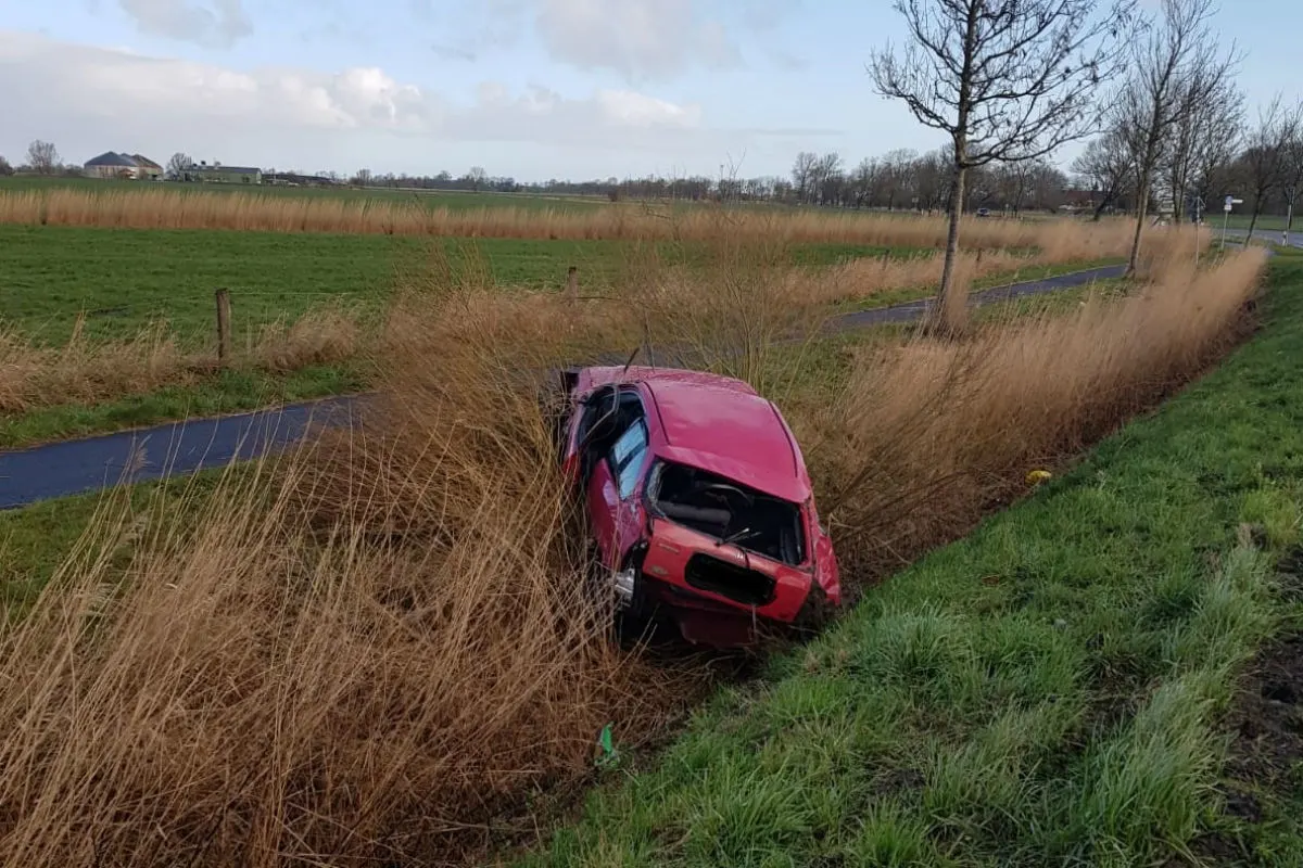 Auto kommt von Fahrbahn ab - 26-jähriger Fahrer wird leicht verletzt