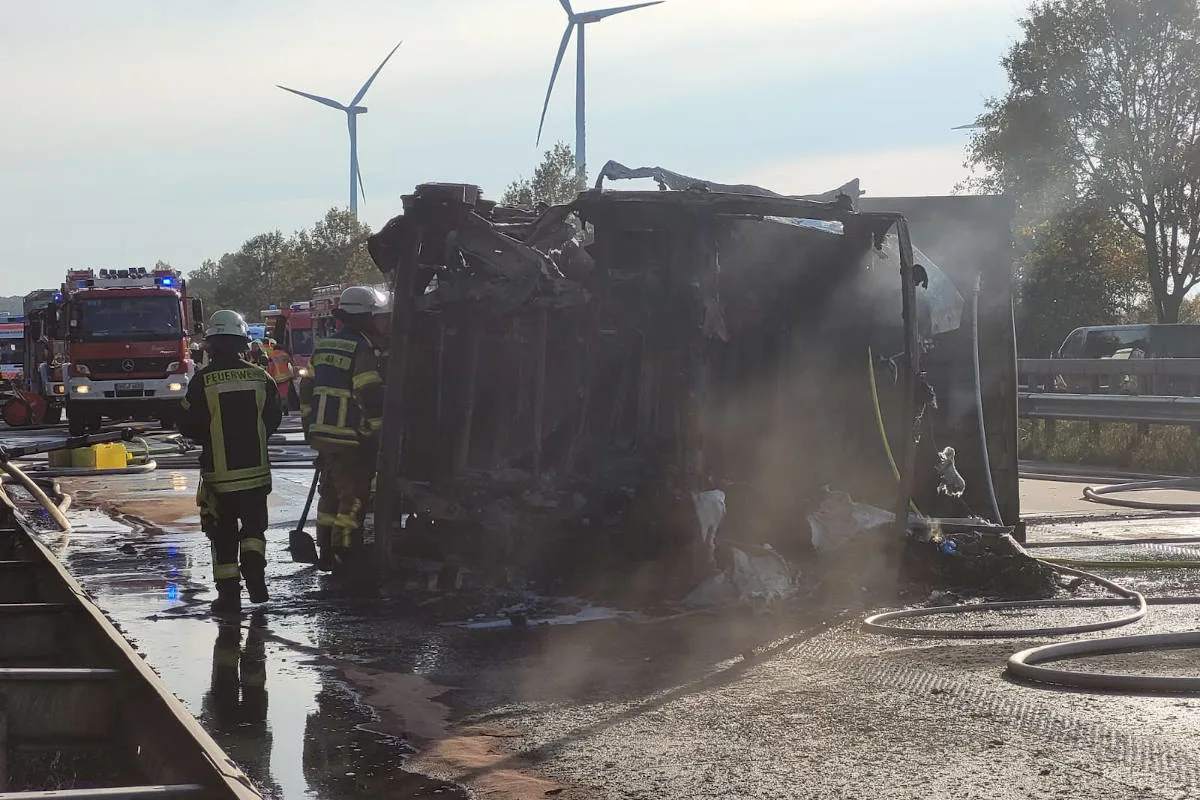 A27 bei Bremen – Sattelzug nach schwerem Unfall ausgebrannt