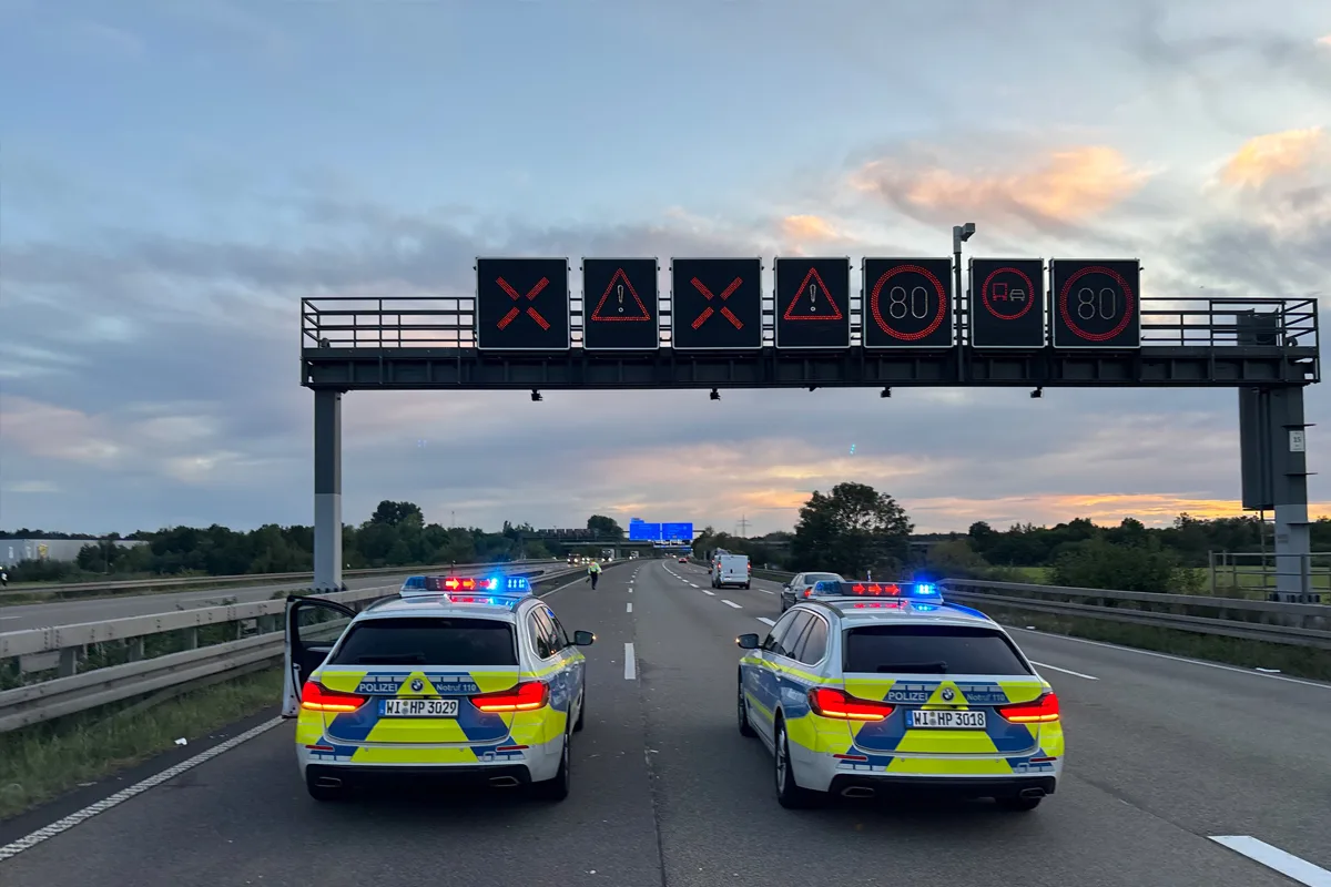 A45 Langenselbold HE – Inhalt einer Dachbox auf Autobahn verloren